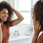 Mulher empoderada na frente do espelho