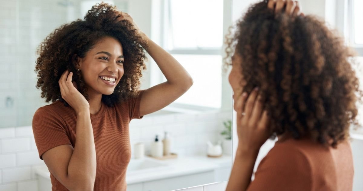Mulher empoderada na frente do espelho