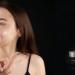 mulher colocando pomada nas espinhas