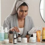 mulher confusa no banheiro sem saber a ordem de skincare